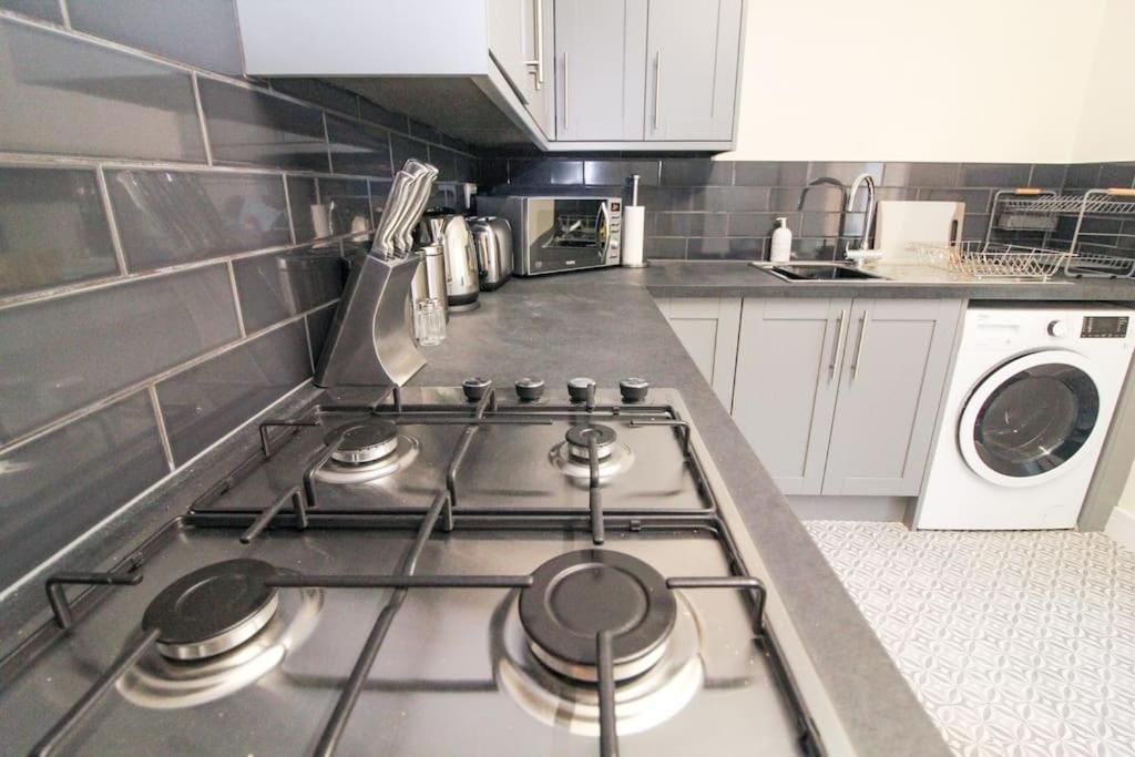 Modern 3 Bed, Contractors Welcome, Bradford Bradford  Exterior photo