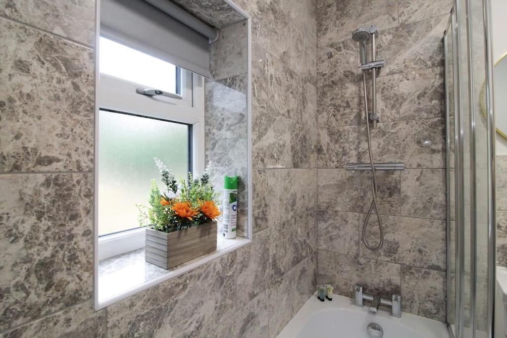 Modern 3 Bed, Contractors Welcome, Bradford Bradford  Exterior photo